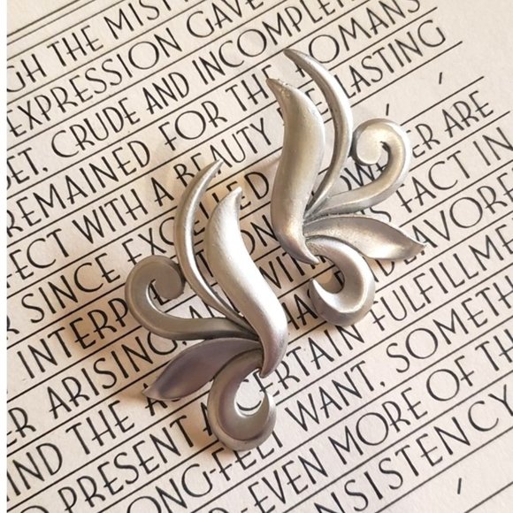 RARE Vintage Silvertone Earrings by Jonette - Picture 9 of 9